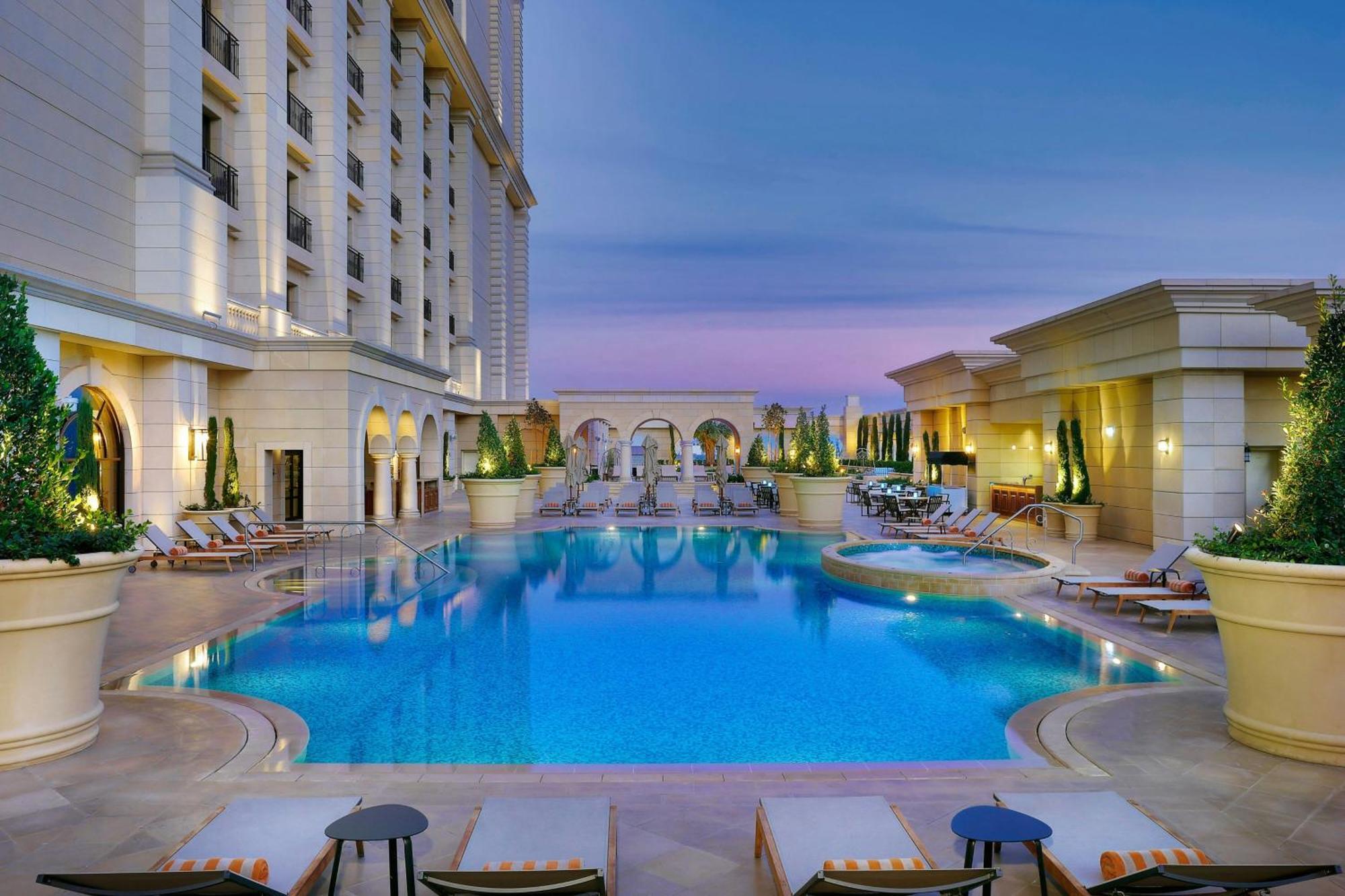 The Ritz-Carlton, Amman Hotel Ngoại thất bức ảnh The swimming pool at the hotel