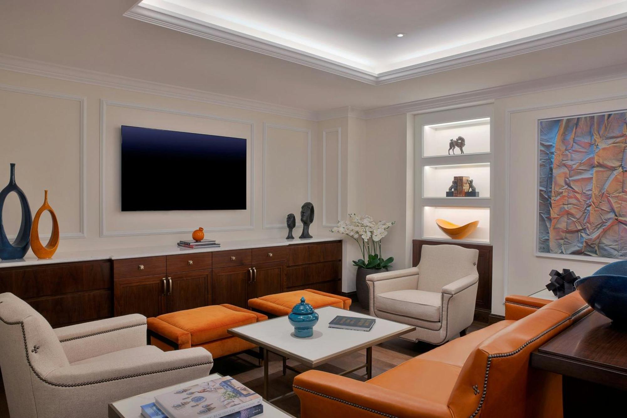 The Ritz-Carlton, Amman Hotel Ngoại thất bức ảnh A living room with indirect lighting