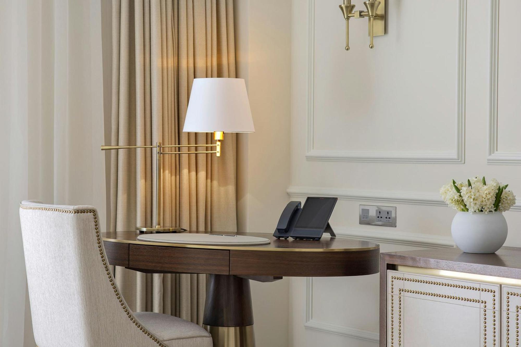 The Ritz-Carlton, Amman Hotel Ngoại thất bức ảnh A table lamp