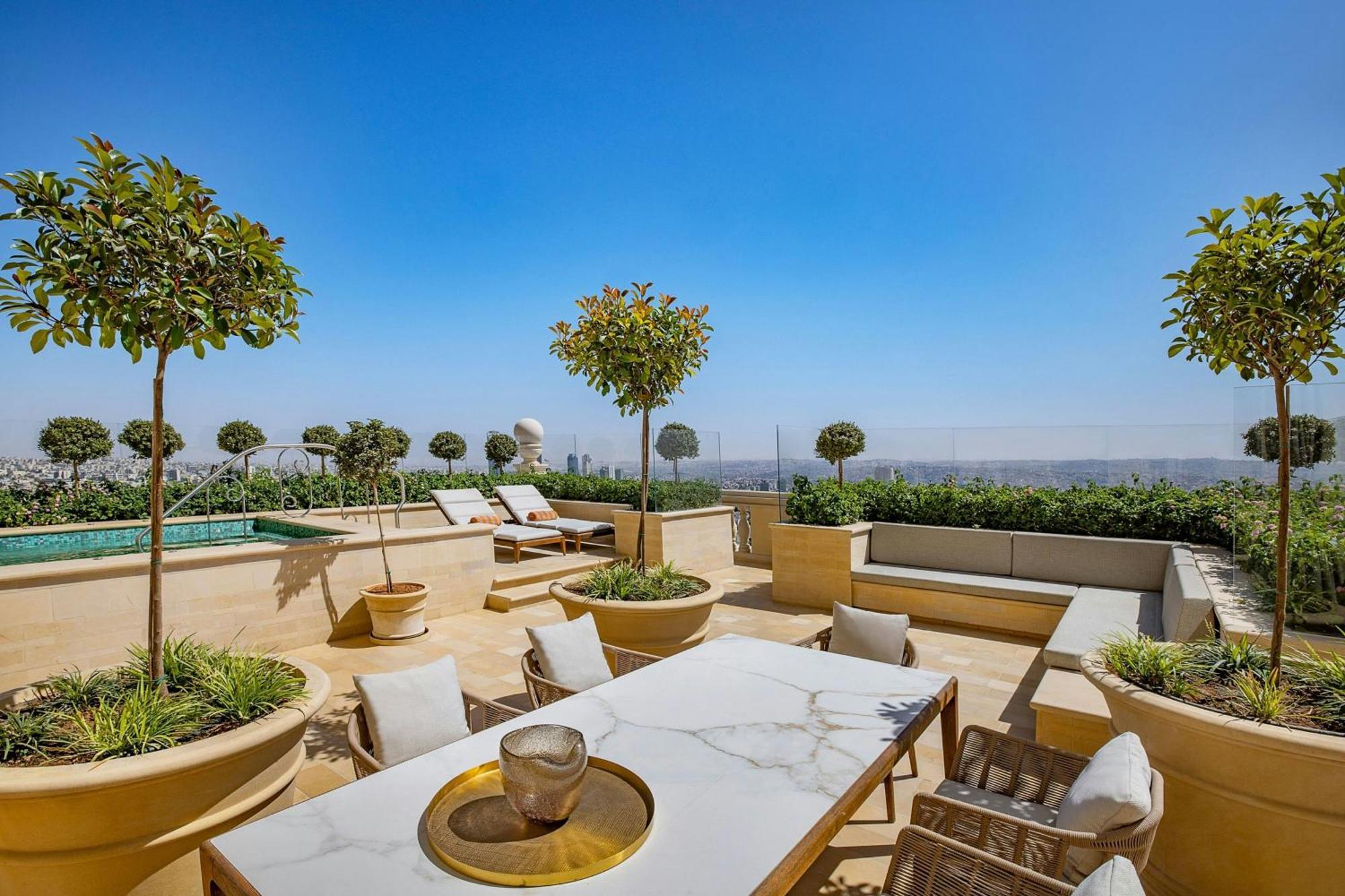 The Ritz-Carlton, Amman Hotel Ngoại thất bức ảnh The rooftop pool at the Four Seasons Hotel