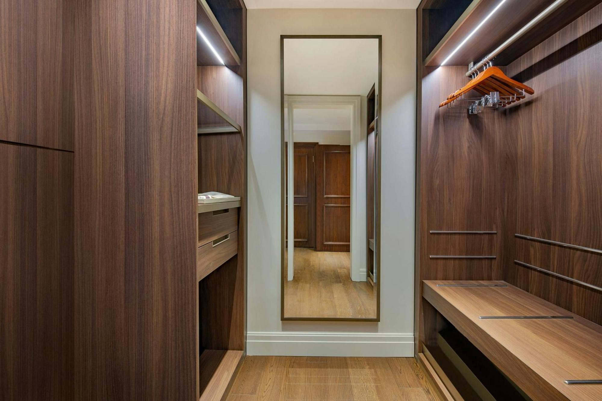 The Ritz-Carlton, Amman Hotel Ngoại thất bức ảnh A walk-in closet